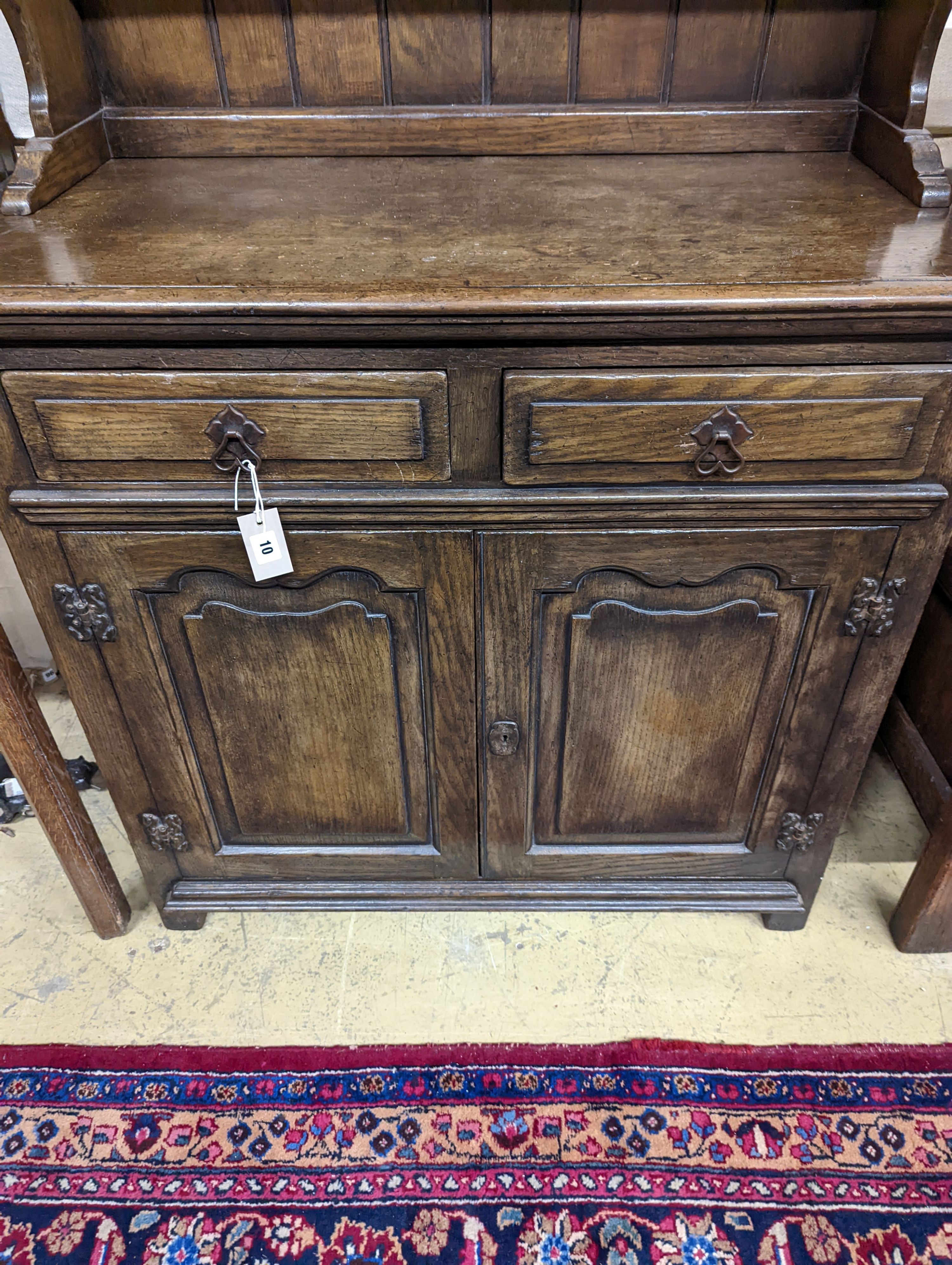 An oak dresser and a rack. W-92cm, D-46cm, H-188cm.